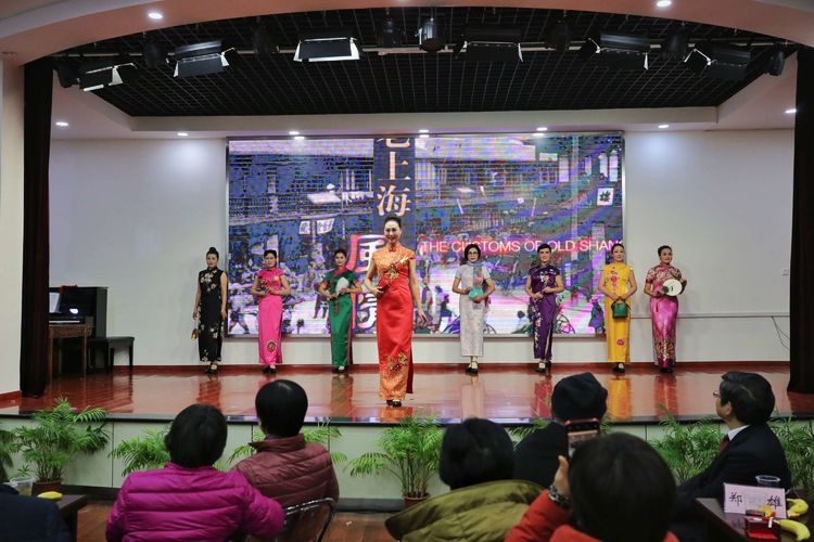 表演时装秀:《服饰上的版画》.jpg 表演时装秀:《服饰上的版画》.jpg