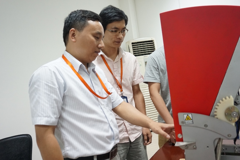 徐剑锋正与同事研究机械部件 楼依蝶摄 (800x533).jpg