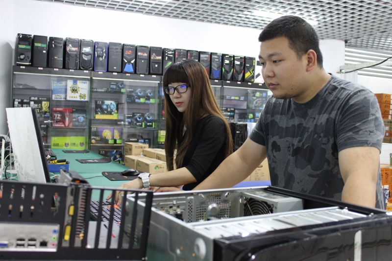 龚熊与赵云经营网络店铺 楼依蝶摄 (800x533).jpg