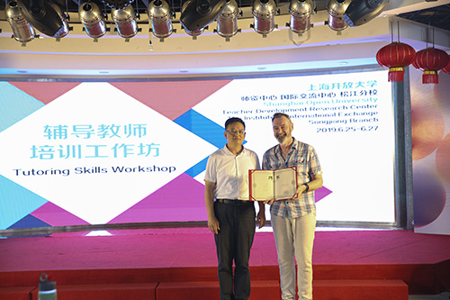 给马丁发聘书.JPG 给马丁发聘书.JPG